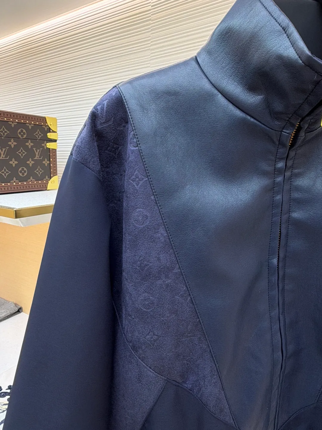 LOUIS VUITTON Presbyopic embossed stitching leather jacket ●Original version: Purchased and developed by 34774 ●Item number: 1681869-C20 ●Fabric: nylon fabric ●Technology: embossed production ●Version: fitted version ●Weight: about 835 grams ●Size: 46-48-50-52 ●Description: The main body of the garment is made of 100% nylon material, which is very breathable. You will not feel stuffy at all when wearing it. The cuffs, collar and front are all made of soft sheep leather, which is smooth to the touch and has a full texture! Classic Monogram embossed suede leather inserts. The high collar design with elastic cuffs and hem is not only windproof and warm, but also allows you to move freely without feeling restricted at all! The zipper opening and closing design on the side is also very considerate, making it very convenient to put on and take off. There are also practical pockets on both sides, which can hold many small items. It is fully functional and can be matched with many types of clothing to create a fashionable look. The overall wiring is straight and delicate, the fabric is comfortable and soft, and the color is consistent without color difference. It can be matched with the same style to create a fashionable look and control various occasions. Customized accessories, complete with three standards, same style for men and women!